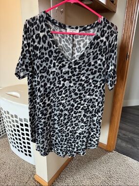 Zenana Outfitters Black and Gray Leopard V-Neck Short Sleeve Top